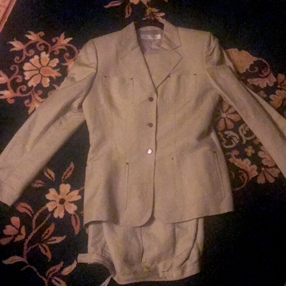 Tahari 2 piece suit perfect anywhere